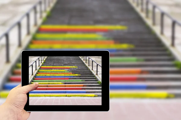 Tablet-Fotografie. Fotografieren auf einem Tablet. Treppe in Form von Bleistiften in Regenbogenfarben — Stockfoto