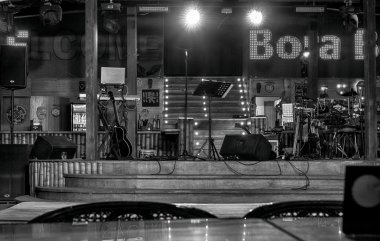Koblevo, Ukrayna - 15 Ağustos 2015: Bora Bora kulübü. Vintage gece kulübü iç siyah ve beyaz