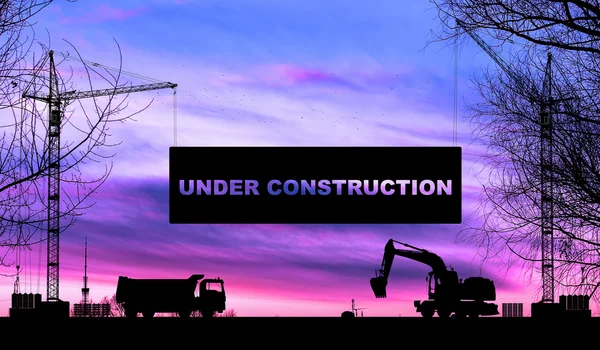 "紫色の夕日の背景に建設機械の詳細なシルエットを持つ建築現場での「建設中」コンセプト — ストック写真