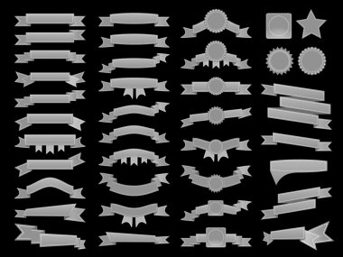 Büyük işlemeli gümüş kurdeleler ve kütükler siyah izole. Afiş, ödül, satış, simge, logo, etiket vb için kullanılabilir Vektör çizimi