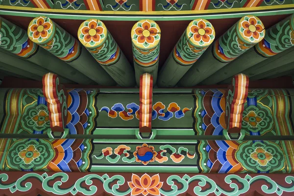 Green Chinese ethnic painted wooden blockhouse background — 图库照片