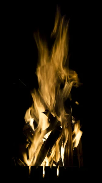 불타는 화재 검은 배경에 고립의 불길 — 스톡 사진