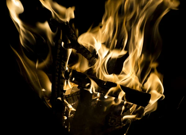 Пламя горящего огня изолированы на черном фоне — стоковое фото