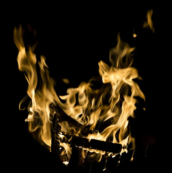 불타는 화재 검은 배경에 고립의 불길 — 스톡 사진