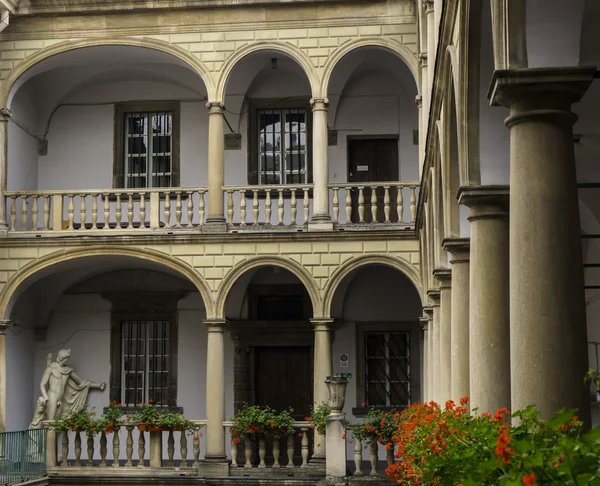 Cortile Italiano Con Fiori — Foto Stock