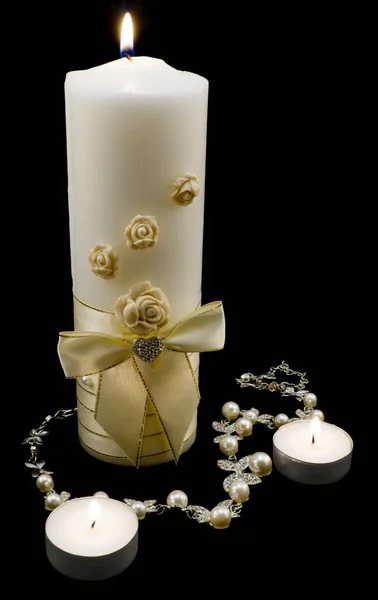 Decoração de casamento: colar de prata com pérolas e velas de ouro isolado em preto — Fotografia de Stock