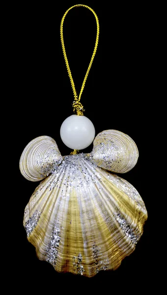 Різдвяний іграшковий брелок з черепашок і перлів із золотою мотузкою ізольовано на чорному — стокове фото
