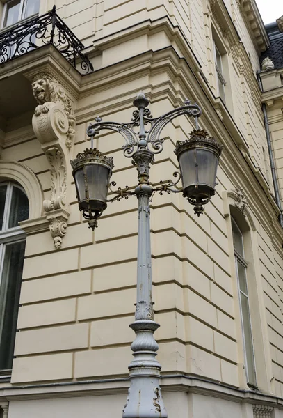 Linterna en el centro de una ciudad europea — Foto de Stock