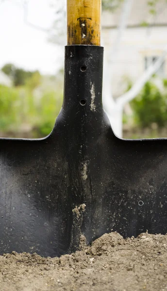 Schwarze Schaufel im Boden — Stockfoto