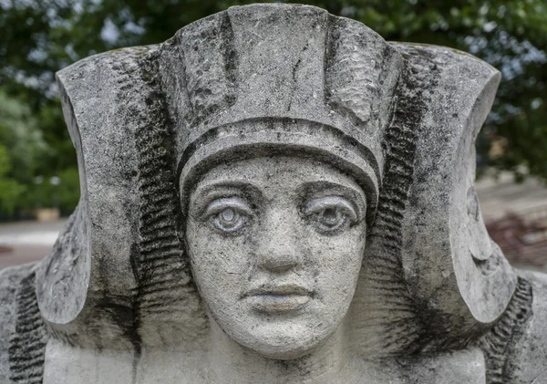 Кам'яна статуя жінки з особою фараона в Україні — стокове фото