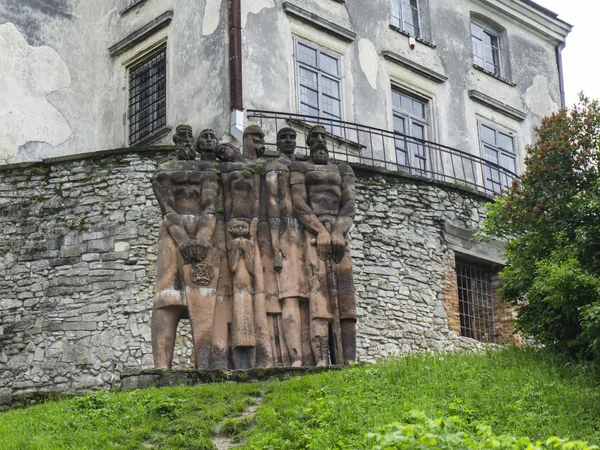 Statua con guerrieri vicino al castello — Foto Stock