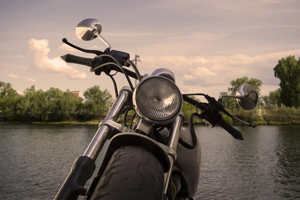 Blanco Cromo Motocicleta Cerca Del Río Filtrado — Foto de Stock