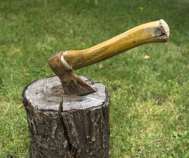 Bahçedeki ahşap Ahşap içine yeşil çim arka plan üzerinde tahrik balta