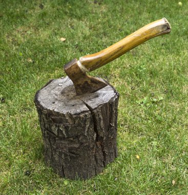 Bahçedeki ahşap Ahşap içine yeşil çim arka plan üzerinde tahrik balta