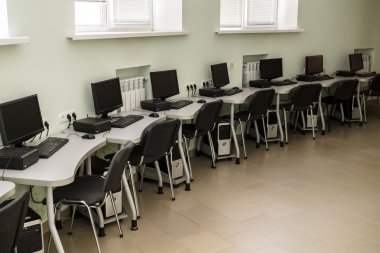 Bilgisayar Kulübü, birçok Pc, masa ve sandalyeler ile bilgisayar sınıfı