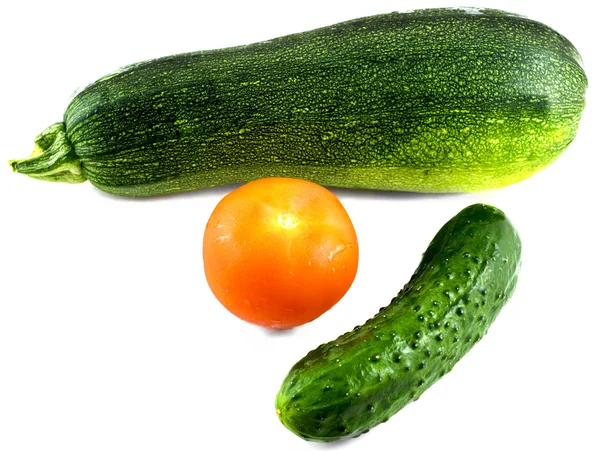 Composição de pepino, tomate e tutano vegetal isolado em branco — Fotografia de Stock