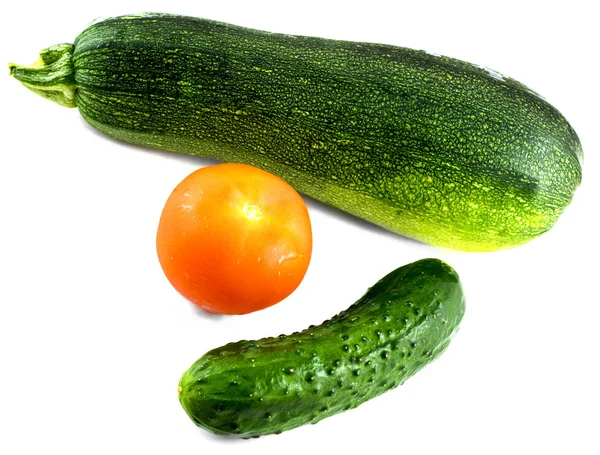 Composição de pepino, tomate e tutano vegetal isolado em branco — Fotografia de Stock