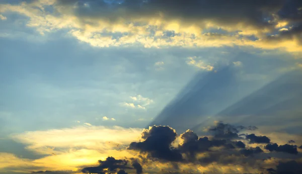 Piękne błękitne niebo z golden sunset filtrowane — Zdjęcie stockowe