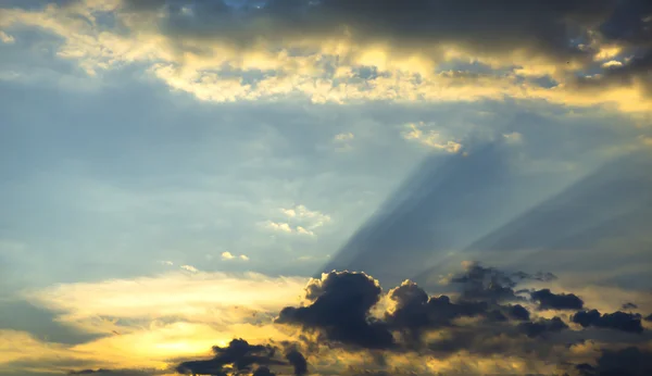 Прекрасне блакитне небо із золотим заходом сонця — стокове фото