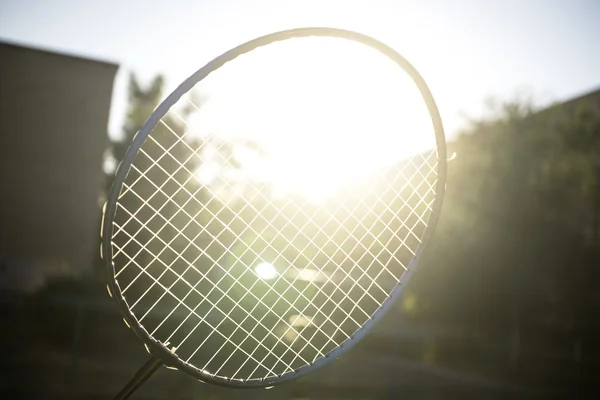 Tennis badminton racket onder stralen van de zon glare bloei achtergrond — Stockfoto