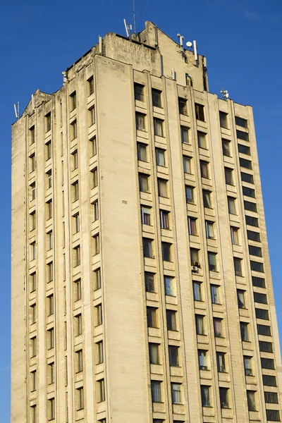 Kiev, Ukraine - July 15, 2015: Modern multi-storey yellow big house on background of blue sky — Stock Photo, Image