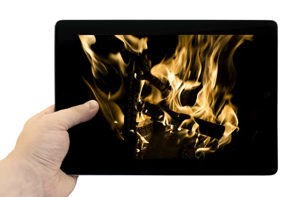 Tableta PC en la mano con llamas de fuego ardiente fondo en la pantalla aislada en blanco —  Fotos de Stock