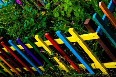 Çok renkli gökkuşağı ahşap çit Bahçe arka planda