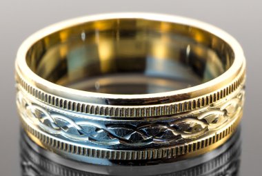 Nişan yüzüğü beyaz ve sarı altın yansıması ile reliefed