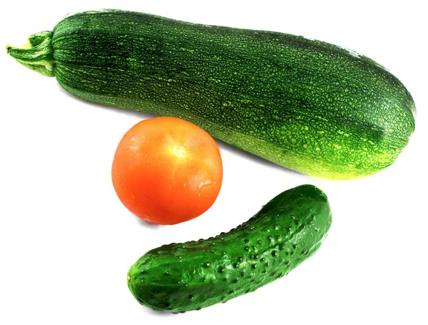 Komposition från gurka, tomat och vegetabiliska märg isolerad på vit — Stockfoto