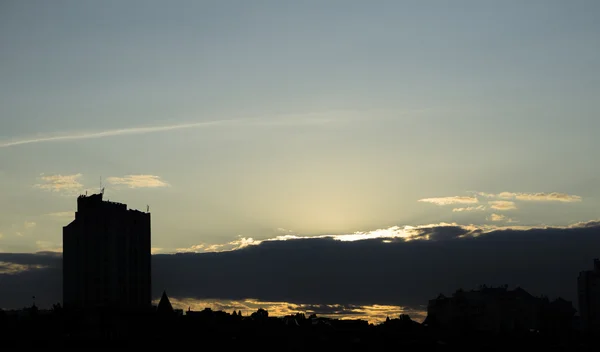 Vista de la ciudad al atardecer con casas, nubes y cielo azul — Foto de Stock