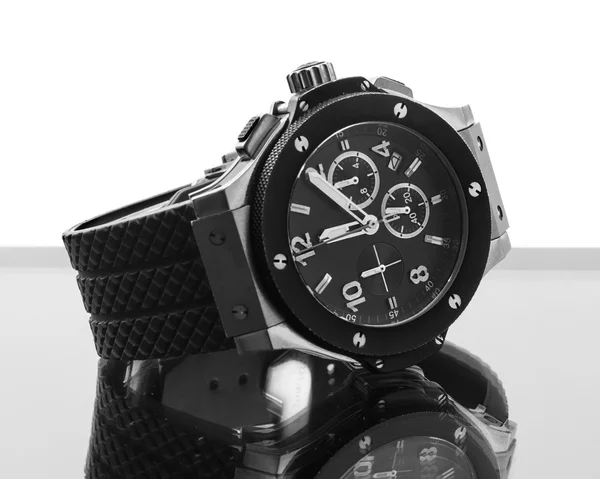 Złoty zegarek nowoczesne na szkle z odbiciem na białym tle na biały czarno-biały — Zdjęcie stockowe