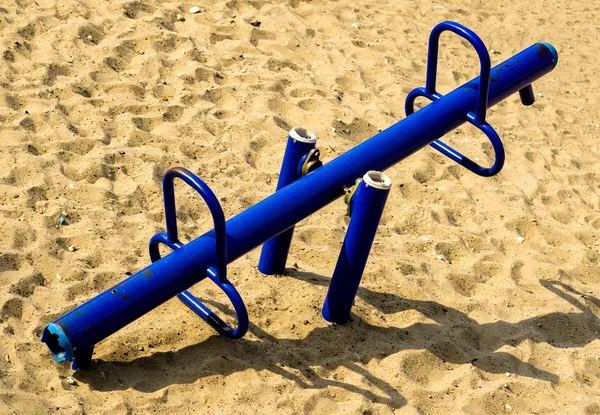 Modrá metal, houpající se na pískové hřiště — Stock fotografie