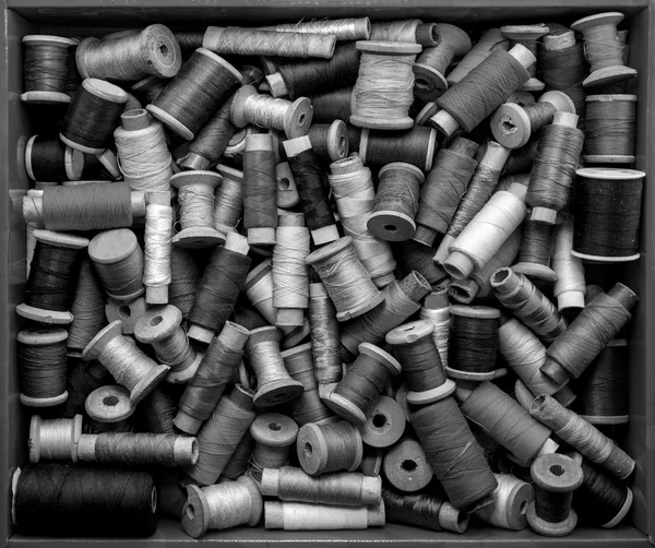 Kırmızı kutu ile renkli iplik dikiş siyah ve beyaz için filtre