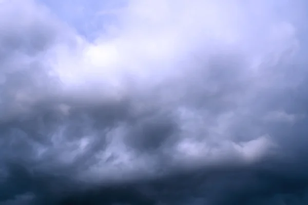 Σύννεφα για τον μπλε ουρανό, πριν από την καταιγίδα φιλτράρεται — Φωτογραφία Αρχείου