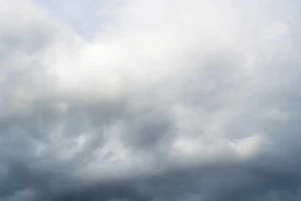 Σύννεφα για τον μπλε ουρανό, πριν από την καταιγίδα — Φωτογραφία Αρχείου