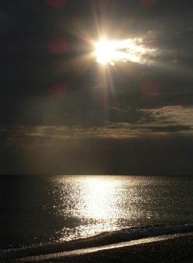 Sunset Bulvarında gri bulutlu gökyüzü, ışınları ışık ve Plajı ile deniz