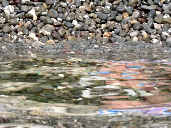 Pedras no fundo da água do mar com reflexos — Fotografia de Stock