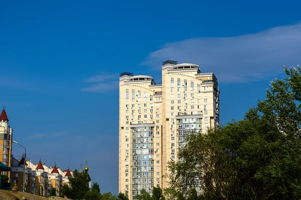 Kiev, Oekraïne - 20 juli 2015: Groep moderne meerdere verdiepingen geel en wit grote huizen op achtergrond van blauwe hemel — Stockfoto