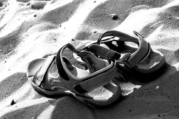 Sandalias de marcha en arena de playa en blanco y negro — Foto de Stock