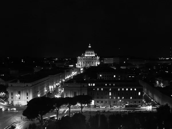 Bazyliki Świętego Piotra w watykańskiej nocny widok na miasto, Rzym, Włochy czarno-biały — Zdjęcie stockowe