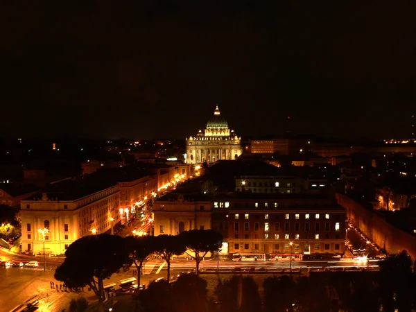 Βασιλική του Αγίου Πέτρου στο Βατικανό νύχτα άποψη για πόλη, Ρώμη, Ιταλία — Φωτογραφία Αρχείου