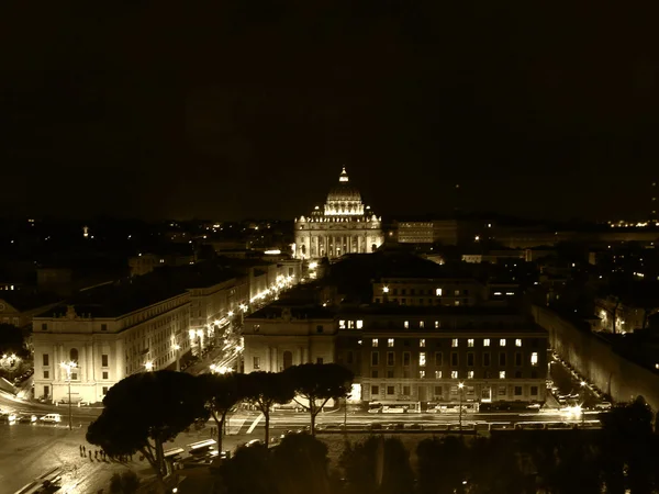 Βασιλική του Αγίου Πέτρου στο Βατικανό νύχτα άποψη για πόλη, Ρώμη, Ιταλία ζεστό φιλτραρισμένο — Φωτογραφία Αρχείου