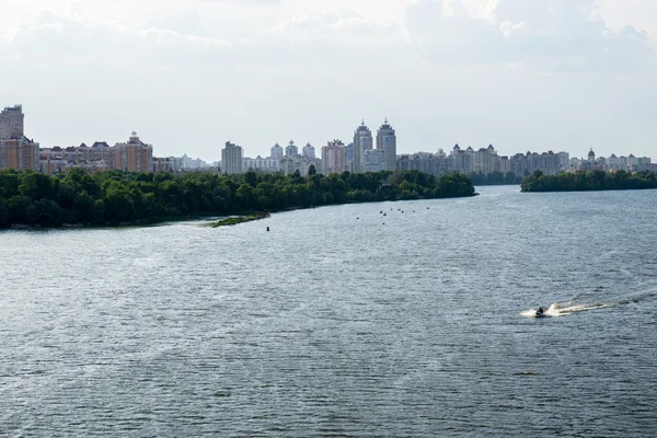 Panorama de río con barco, bosque, arbustos, casas y cielo — Foto de Stock