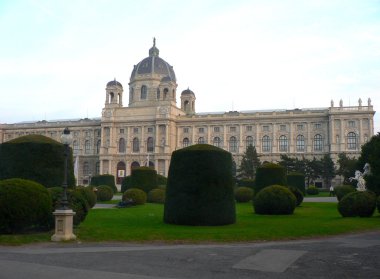 Graden ile eski Kütüphane Binası