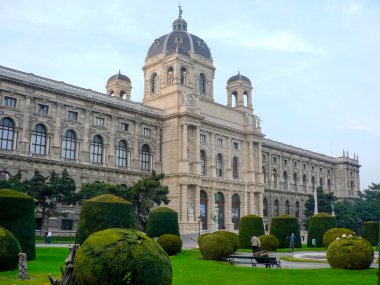 Graden ile eski Kütüphane Binası