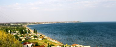 Yaz aylarında deniz kıyısında bir turistik şehir panoraması