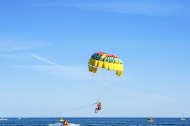 Paraşüt üzerinde uçan adam sporcu Rüzgar Sörfü