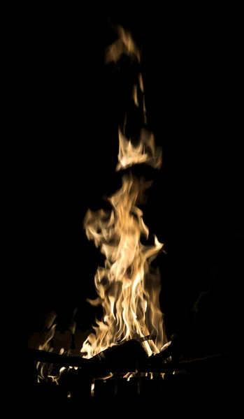 黒の背景に分離された火を燃焼の炎 — ストック写真