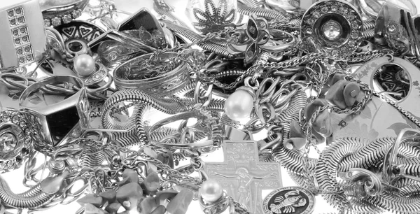 Achtergrond van sieraden geïsoleerd op wit zwart en wit — Stockfoto