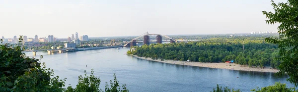 Europa capital de la ciudad con vista al río panorama — Foto de Stock